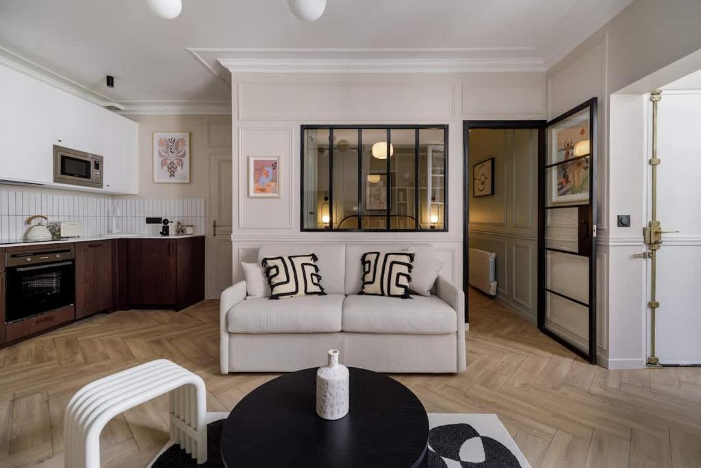 un salon avec un canapé et une table dans l'établissement Rousselet - Amazing Parisian Flat in the 7th, à Paris