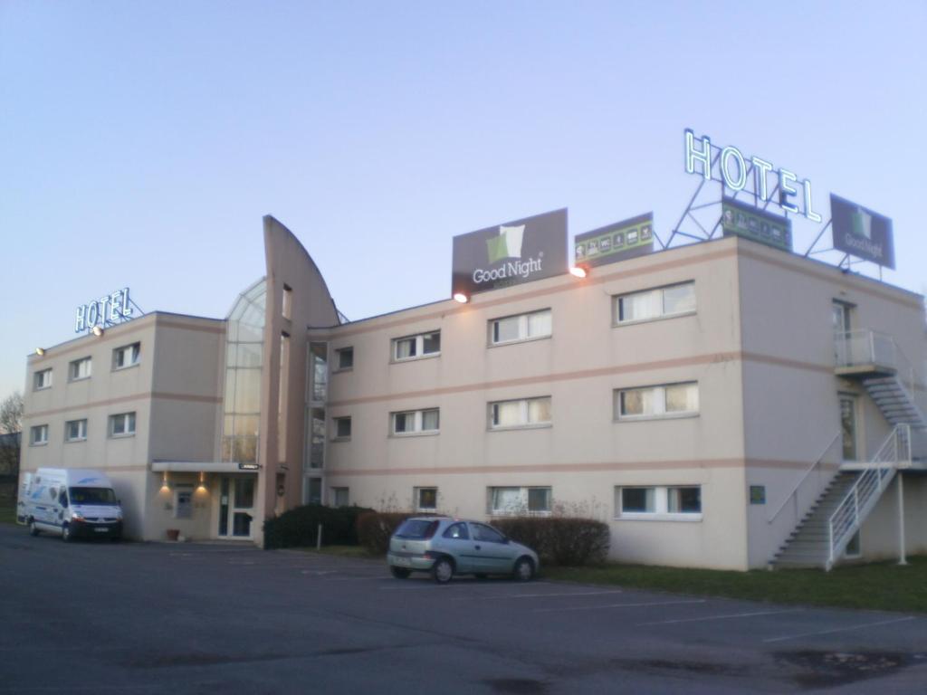 ein Gebäude mit einem davor geparkt in der Unterkunft Good Night Hotel in Arques
