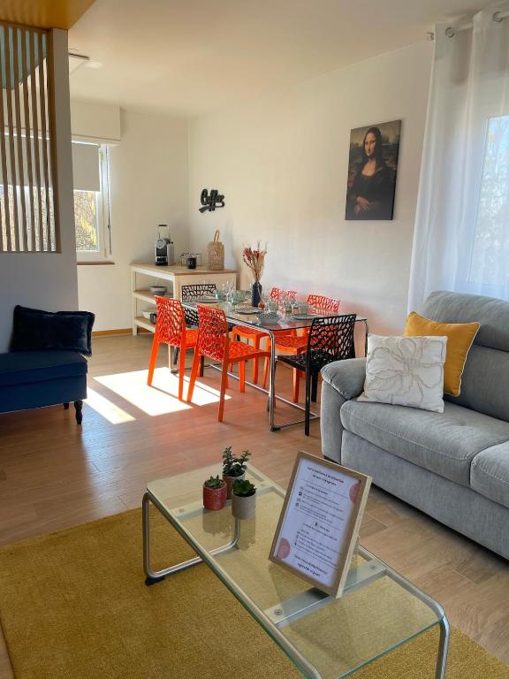 un salon avec un canapé et une table dans l'établissement Grand appartement aux portes de Strasbourg, à Ittenheim