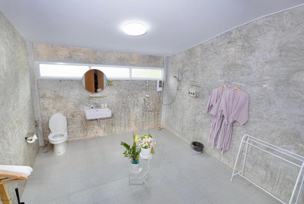 a bathroom with a shower and a toilet and a sink at บ้านแสนรัก Casa Dolce Casa, Prakhon Chai in Prakhon Chai