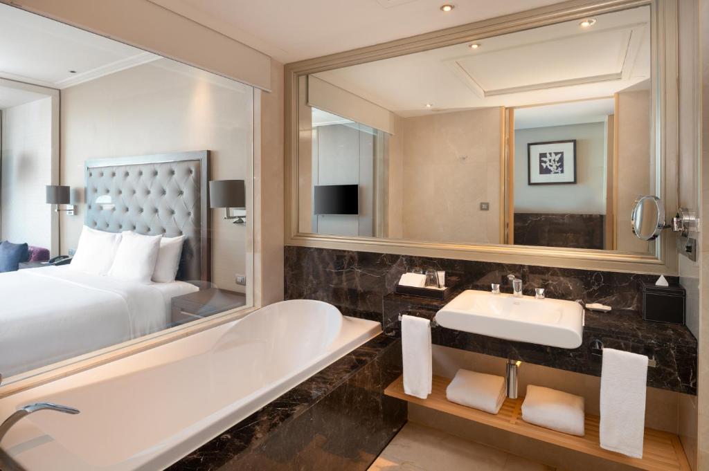 Radisson Blu Plaza Bangkokにあるベッド
