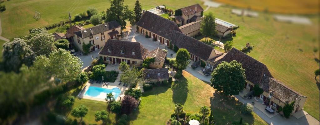 une vue aérienne d'une grande maison avec piscine dans l'établissement Le Domaine des Fargues, à Sainte-Foy-de-Longas