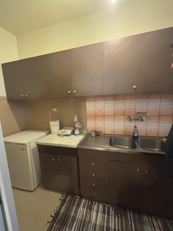 Kuchyň nebo kuchyňský kout v ubytování Studio in Ptolemaida