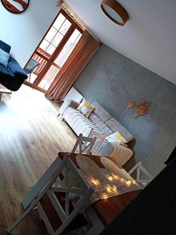 a living room with a couch and a table at Szum Łomnicy in Karpacz