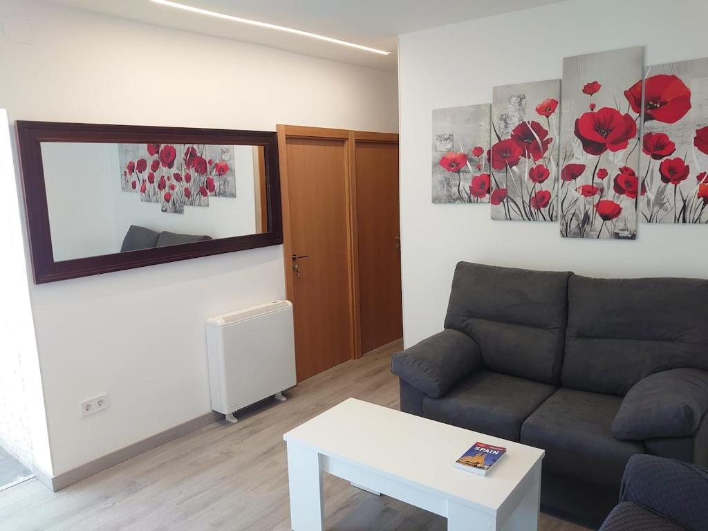 a living room with a couch and a table at Apartamento de 3 habitaciones in Getafe