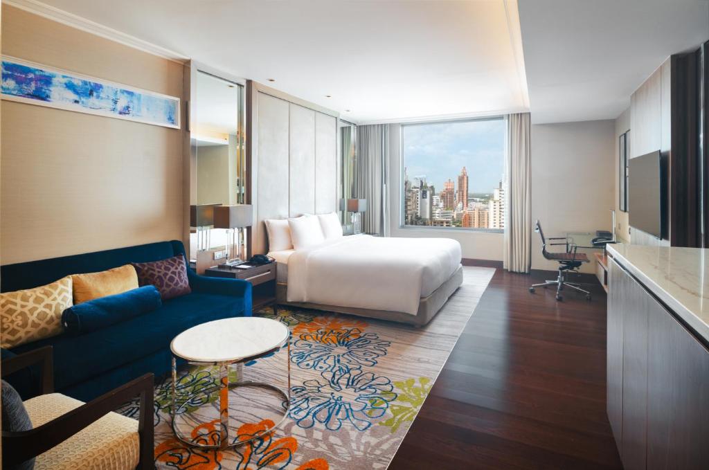 Radisson Blu Plaza Bangkokにあるテレビまたはエンターテインメントセンター