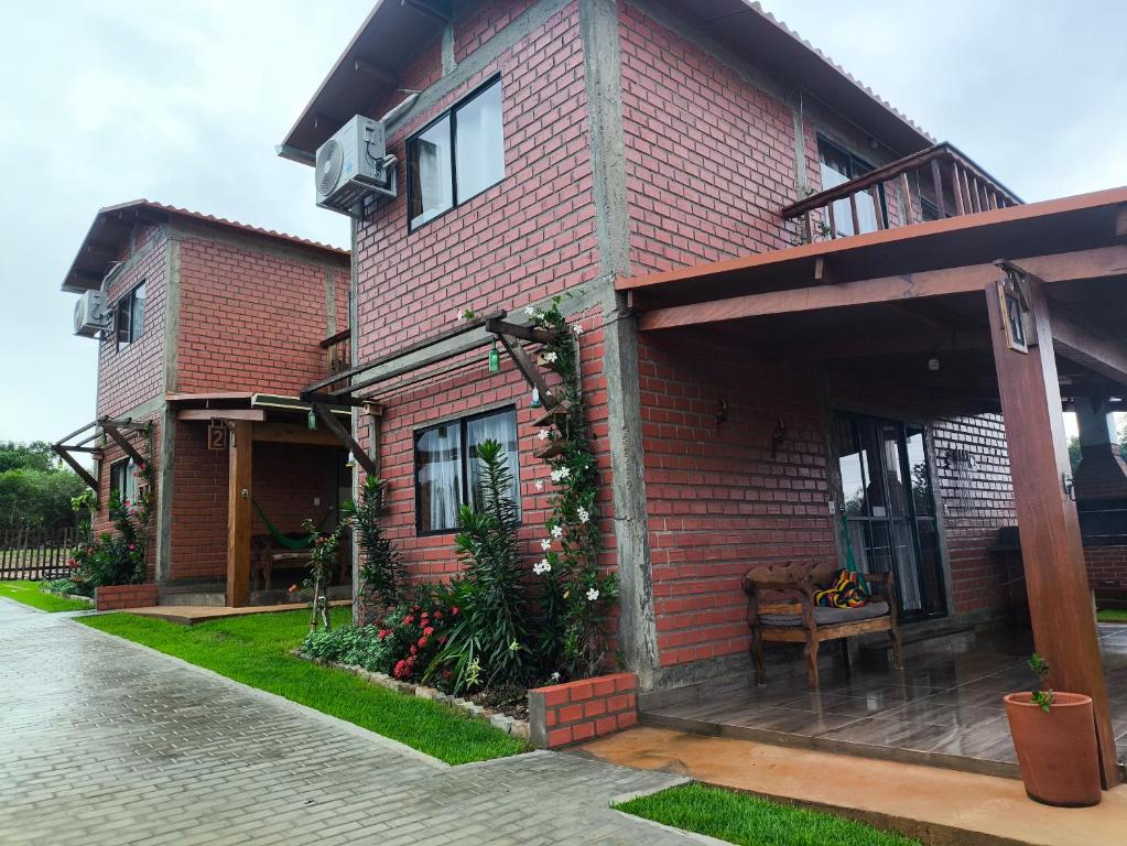 una casa in mattoni rossi con portico e patio di Pousada Recanto Sobradinho a Bonito