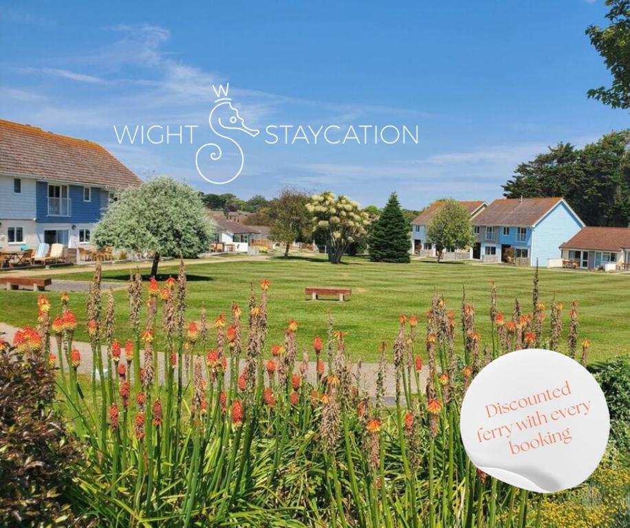 un panneau devant un champ de fleurs dans l'établissement West Bay Cottages Yarmouth Isle of Wight, à Yarmouth