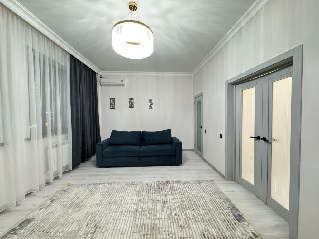 Posezení v ubytování Двухкомная квартира возле Байтерека