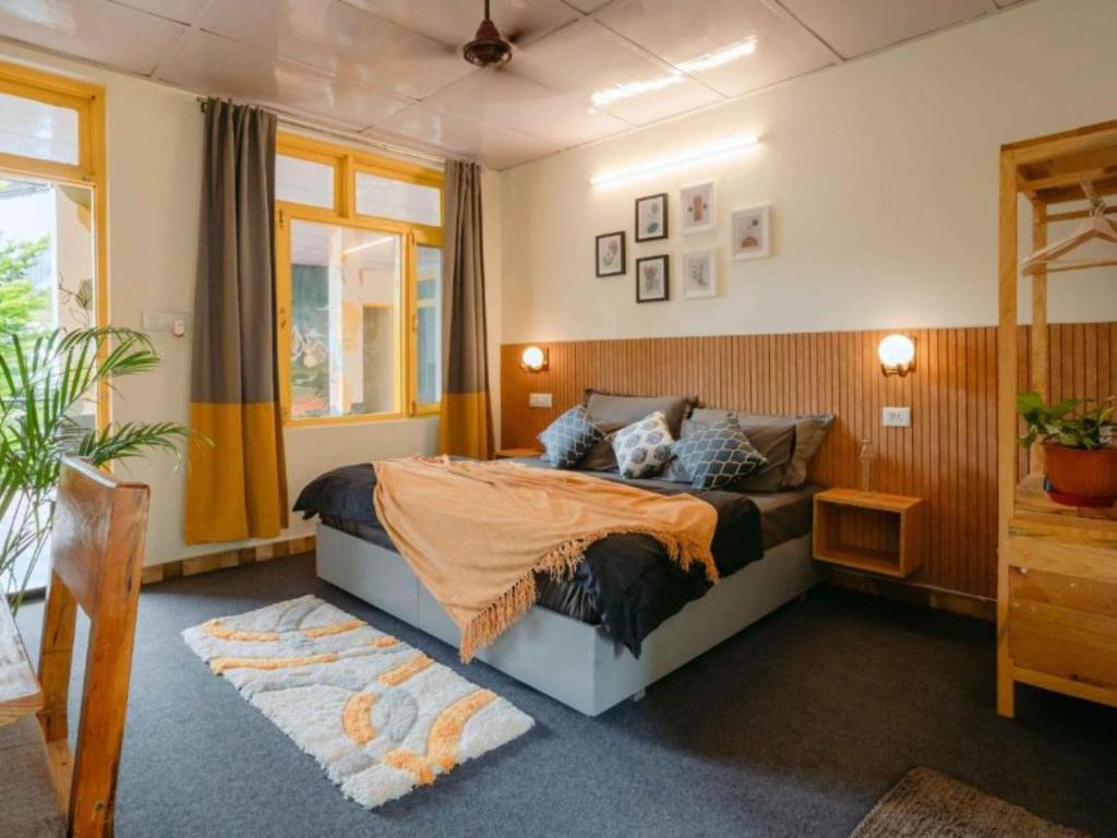 Postel nebo postele na pokoji v ubytování The Hosteller Bir