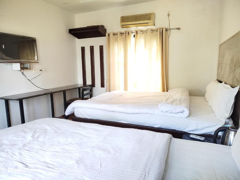 Postel nebo postele na pokoji v ubytování Siddhartha Kuti Resort