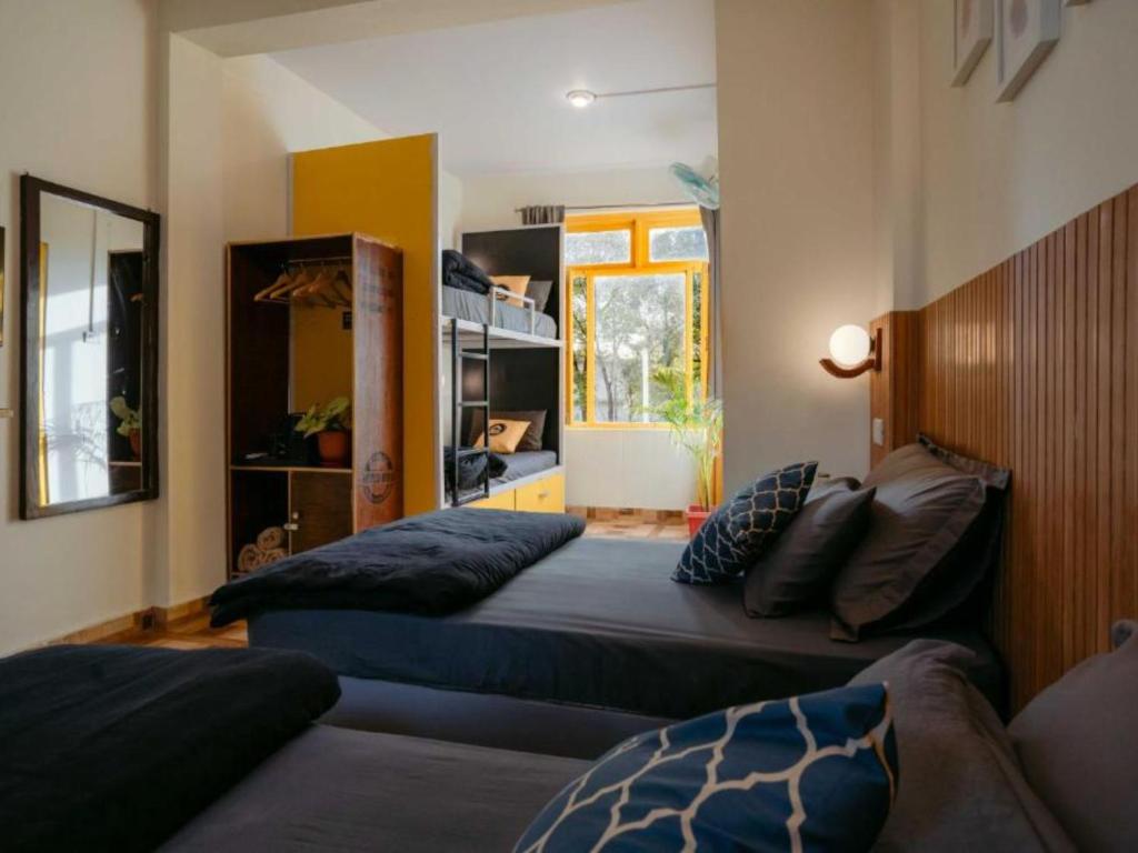 Postel nebo postele na pokoji v ubytování The Hosteller Bir