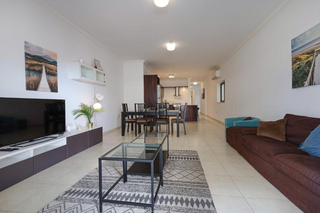Gallery image of Modern 3BR Stylish & Spacious Apartment - Close to Sliema Promenade in Il-Gżira