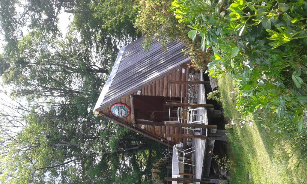 une cabane dans les arbres avec une horloge sur son côté dans l'établissement CHALET du THOR, à Taussac
