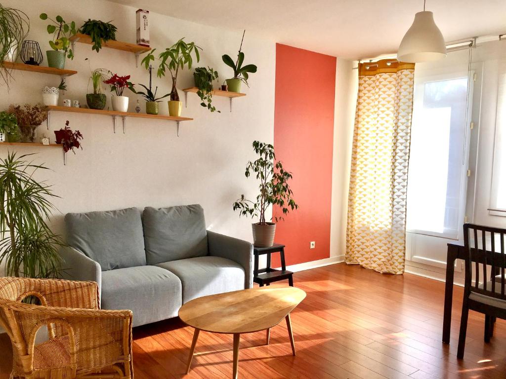 un salon avec un canapé et une table dans l'établissement Les Prairies Metro B Centre, à Rennes
