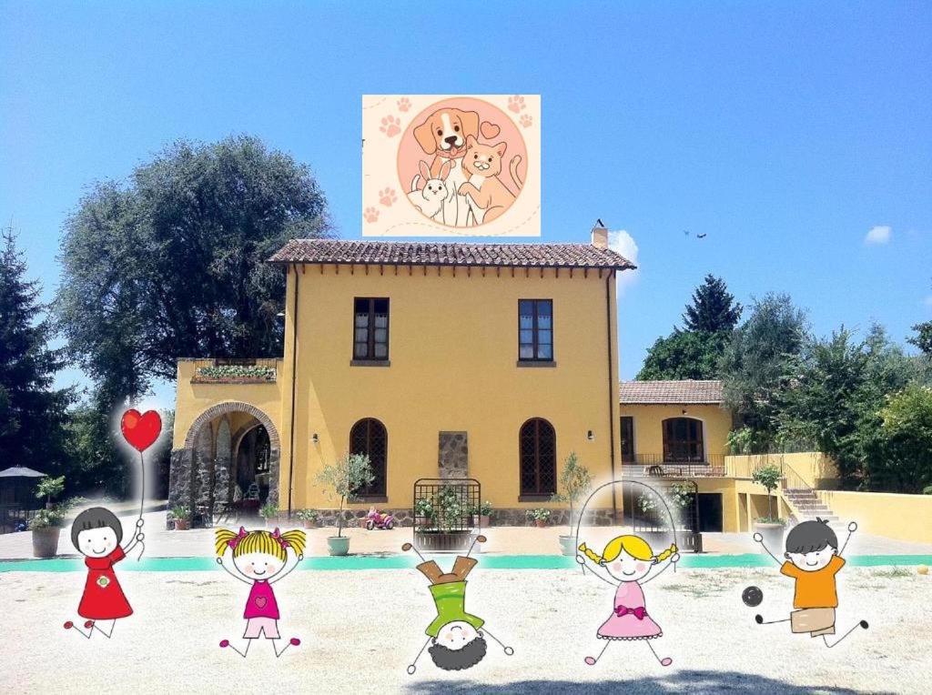 un gruppo di bambini che si trovano di fronte a una casa di Casale Fedele Family Relax B&B Vicino al Borgo a Ronciglione