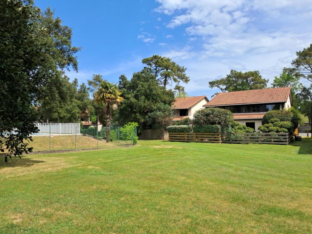 une maison avec une grande cour devant elle dans l'établissement Appartement avec piscine et proche de la plage, à Ondres