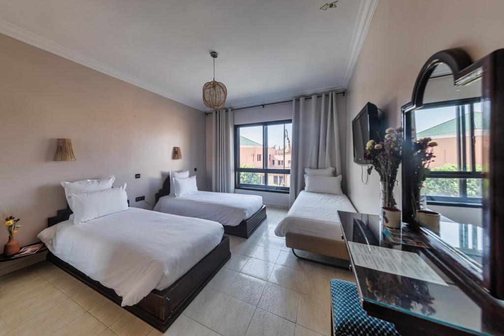 Una cama o camas en una habitación de Amani Hotel Suites & Spa