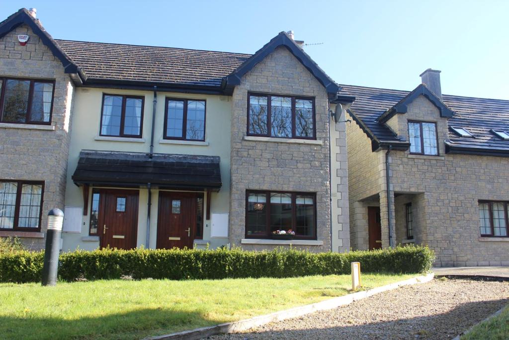 una gran casa de ladrillo con ventanas negras en Garden View Self Catering Lough Rynn, en Mohill