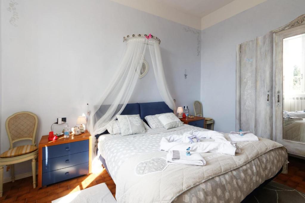 a bedroom with a bed with towels on it at B&B Cà dal Busc in Sostegno