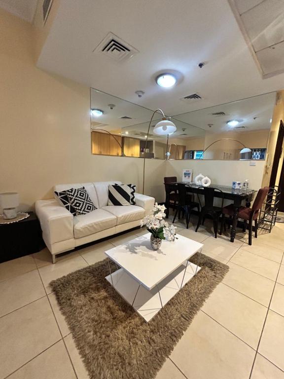 Posezení v ubytování Click Stay - JLT - Studio & Balcony Lakes view Entire Apartment -JN