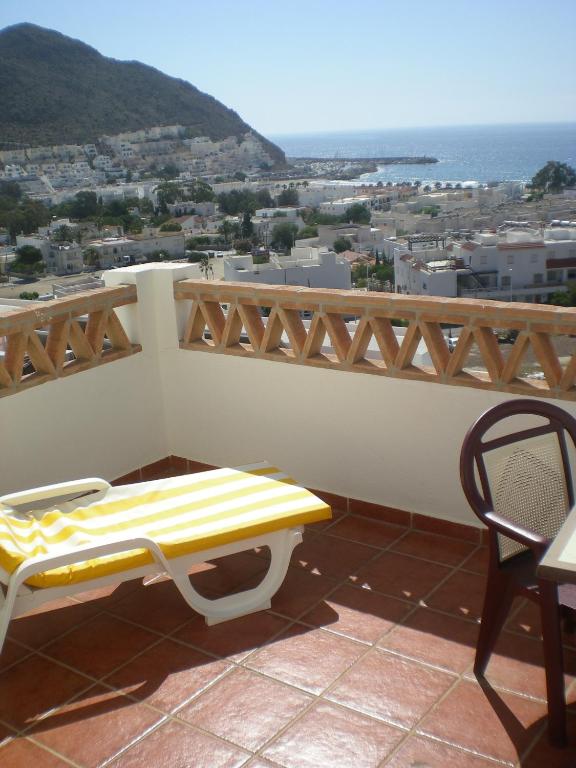 a balcony with a bench and a view of the ocean at Hostal El Dorado in San José