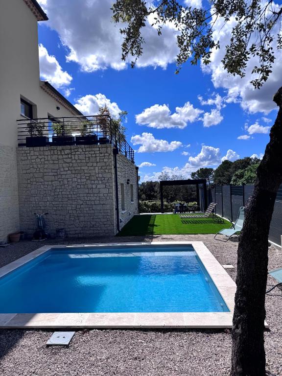 une piscine dans la cour d'une maison dans l'établissement Casaso, à Mondragon