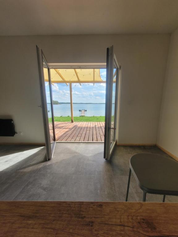 an open door to a room with a view of the ocean at J&L Lake Resort in Grądzkie