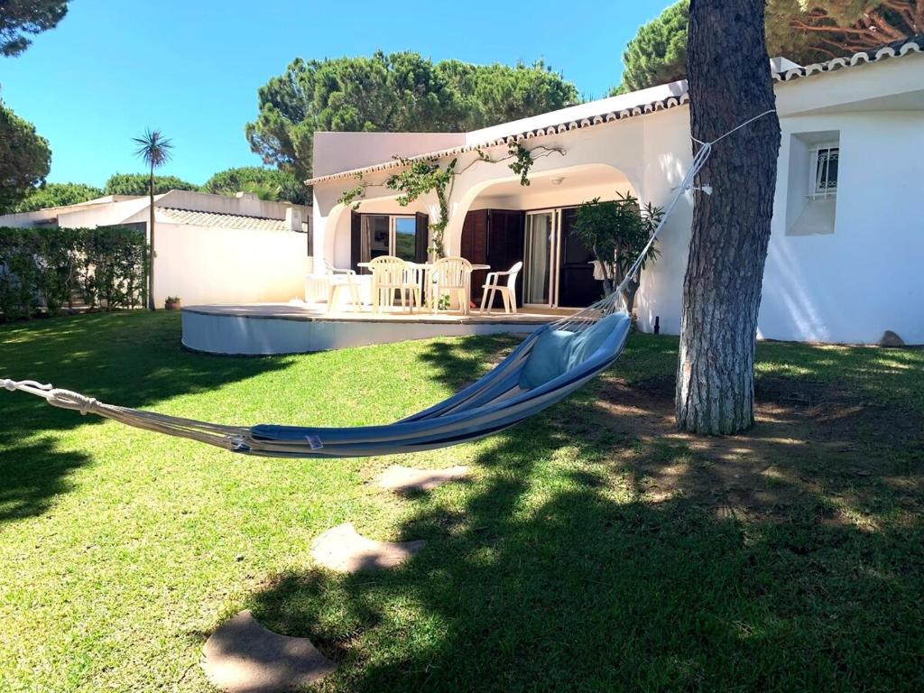 eine Hängematte in einem Hof neben einem Haus in der Unterkunft Detached Villa on Balaia Golf Village with Golf & Tennis, walking distance to Beach and many Bars and Restaurants in Olhos de Água