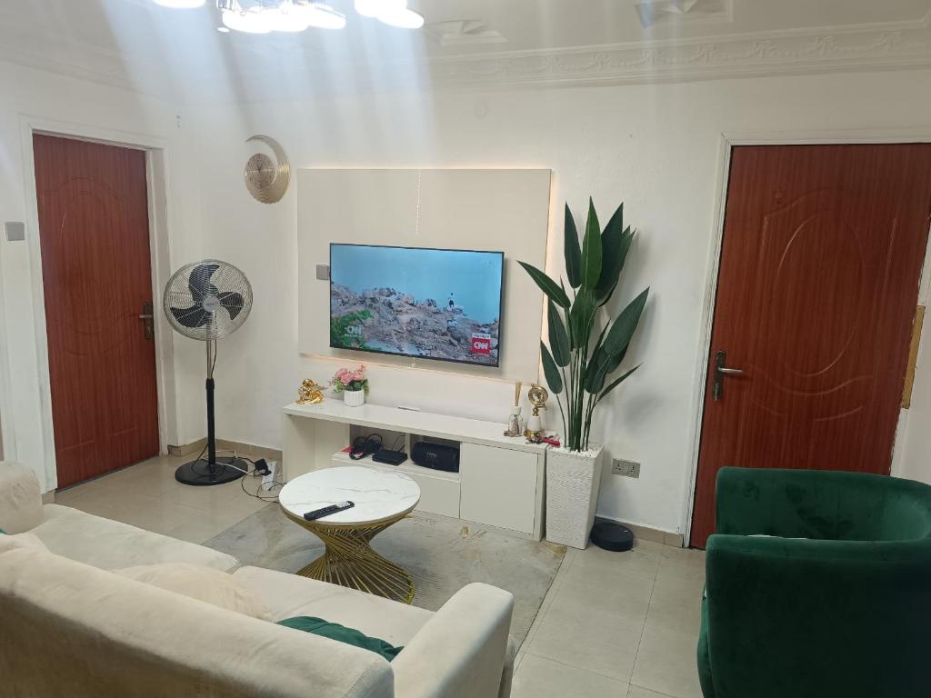 TV a/nebo společenská místnost v ubytování Luminox Place Alausa