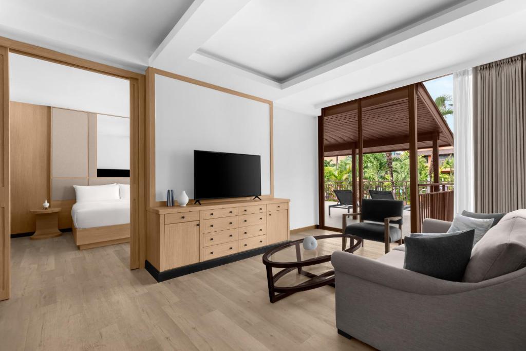 TV a/nebo společenská místnost v ubytování Courtyard by Marriott Phuket, Patong Beach Resort