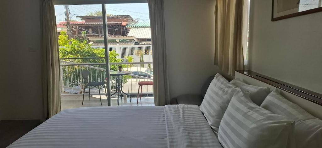 Postel nebo postele na pokoji v ubytování Baan Rhomkham Ayutthaya - บ้านร่มขามอยุธยา
