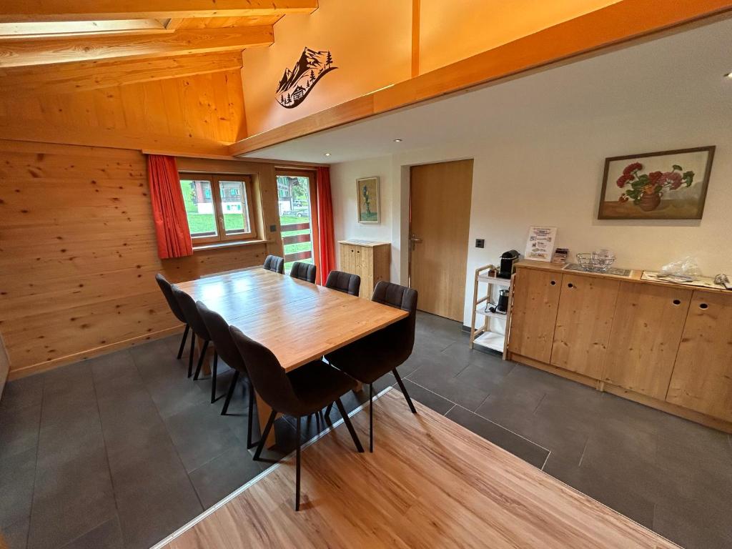 Kuchyň nebo kuchyňský kout v ubytování Alpenchalet Weidhaus Gstaad