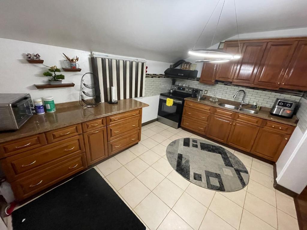 Dapur atau dapur kecil di Cherry Berry Cottage By Tig Management