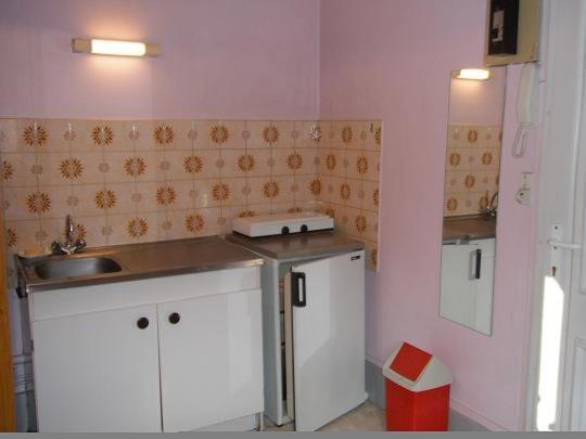 une cuisine avec un évier et un plan de travail dans l'établissement Studio plein centre ville Dijon, à Dijon