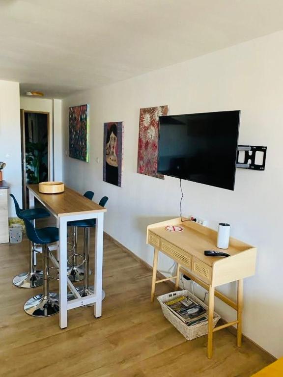 Telewizja i/lub zestaw kina domowego w obiekcie Hôte Labyrinthe sur la place chambres d, hôtes , calme ,Netflix