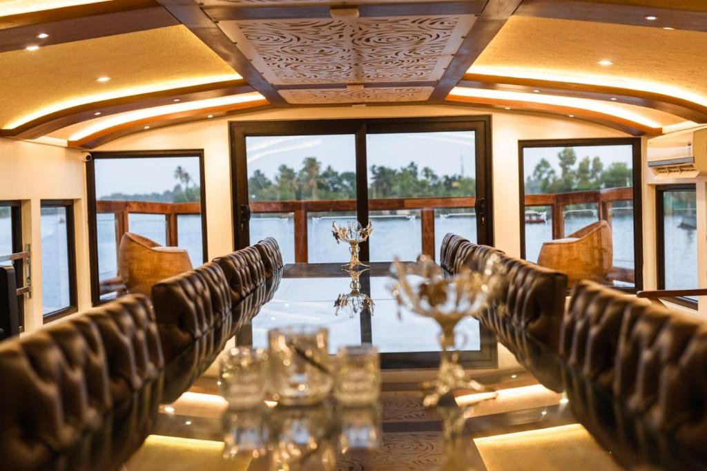Posezení v ubytování Luxury Boathouse