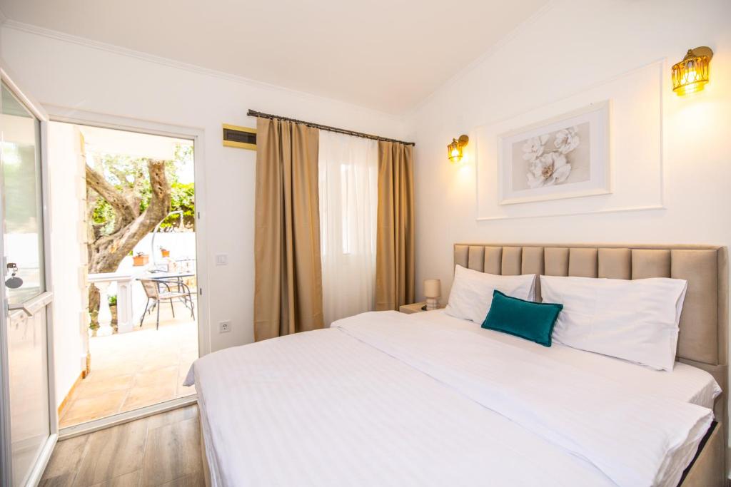 En eller flere senge i et værelse på Apartments Irena