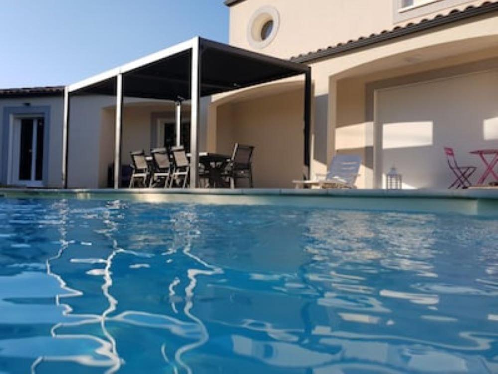 une piscine devant une maison dans l'établissement Villa Jade, à Lasserre-de-Prouille