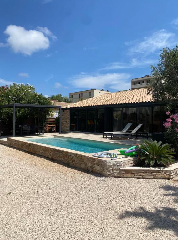 une piscine devant une maison dans l'établissement Villa 5 min walk to beach and port, à Fréjus