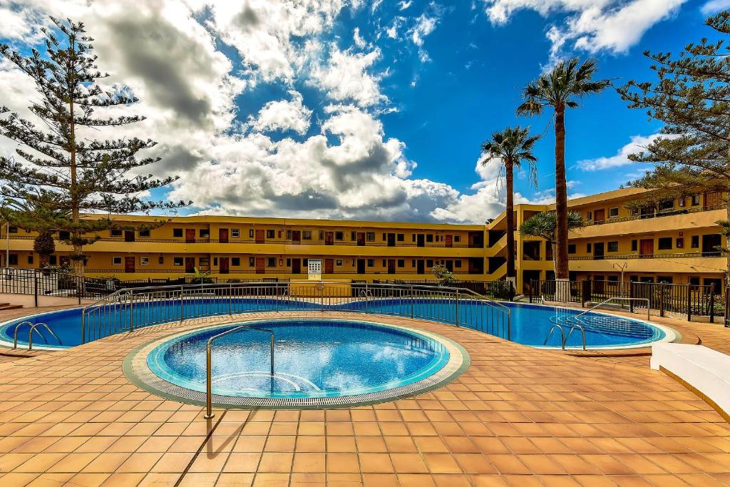 basen przed budynkiem w obiekcie Studio in Los Cristianos front of the beach with pool and WiFi w Aronie
