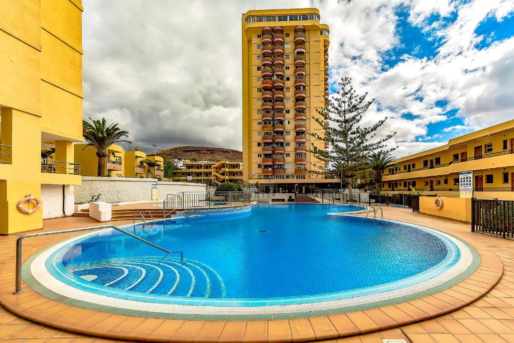 duży basen przed budynkiem w obiekcie Studio in Los Cristianos front of the beach with pool and WiFi w Aronie