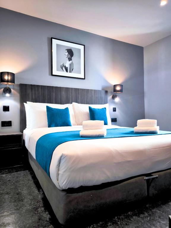Postel nebo postele na pokoji v ubytování Spinola Hotel