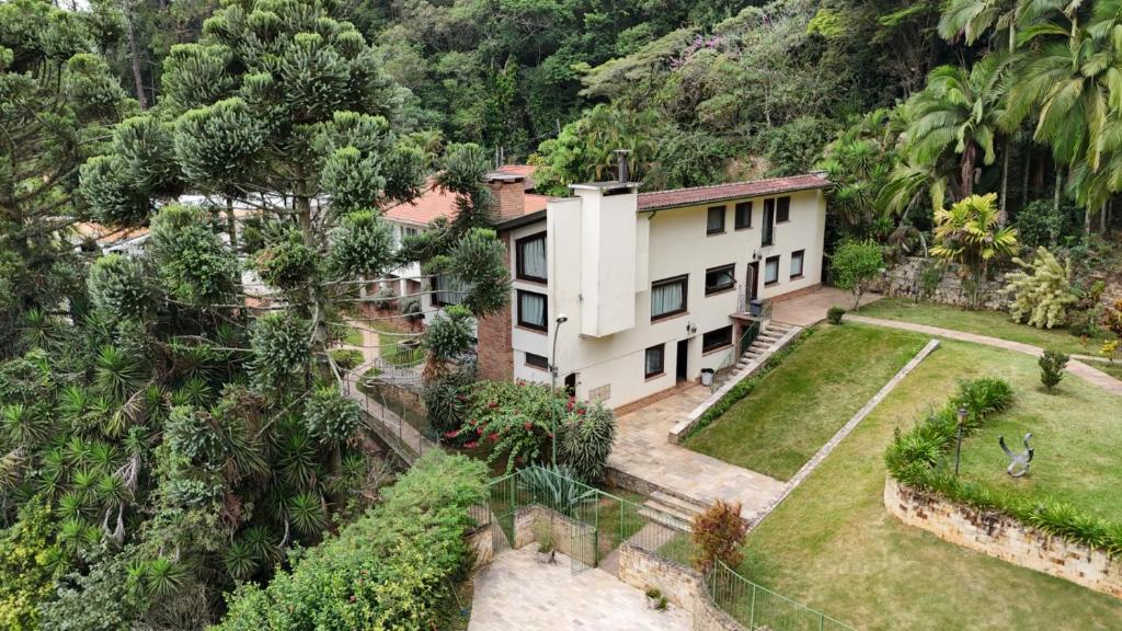 una vista aérea de una casa con jardín en Refúgio Casa Campos, en Mairiporã