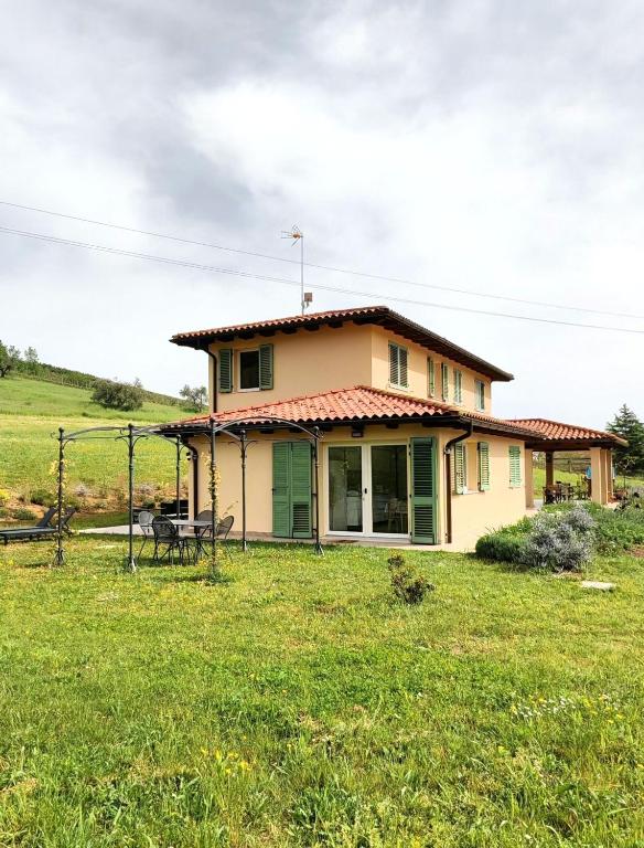a house in the middle of a field at Colle Gelso in Cesena