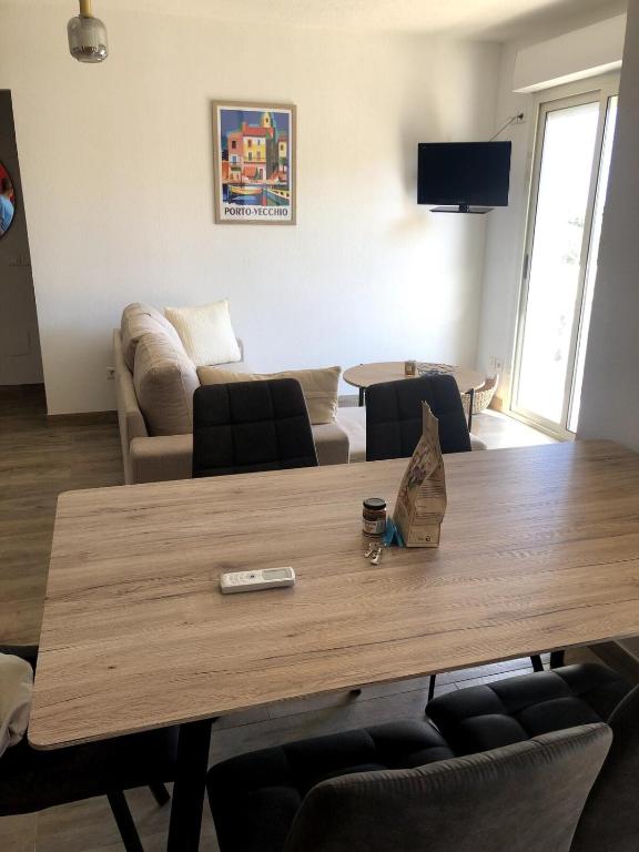 un salon avec une table et un canapé dans l'établissement Villa climatisée vue mer Porto-Vecchio, à Sainte-Lucie de Porto-Vecchio