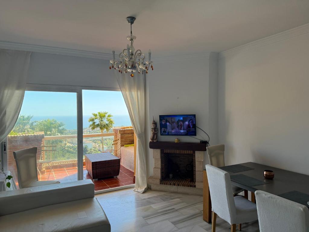TV a/nebo společenská místnost v ubytování Sunny Coast Marbella Room habitación in shared apartment 2 swimming pools with private bath