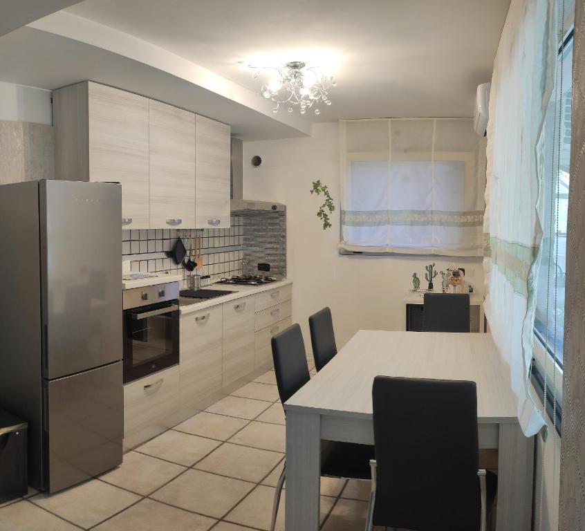 eine Küche mit Tisch und Kühlschrank in der Unterkunft Donna Rosa in Pagani