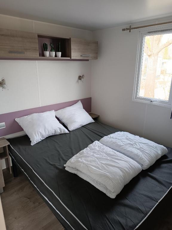 Postel nebo postele na pokoji v ubytování BJ Chalets - Simonsgat 40 - Vakantiepark Lauwersoog- Chalet aan SPEELTUIN