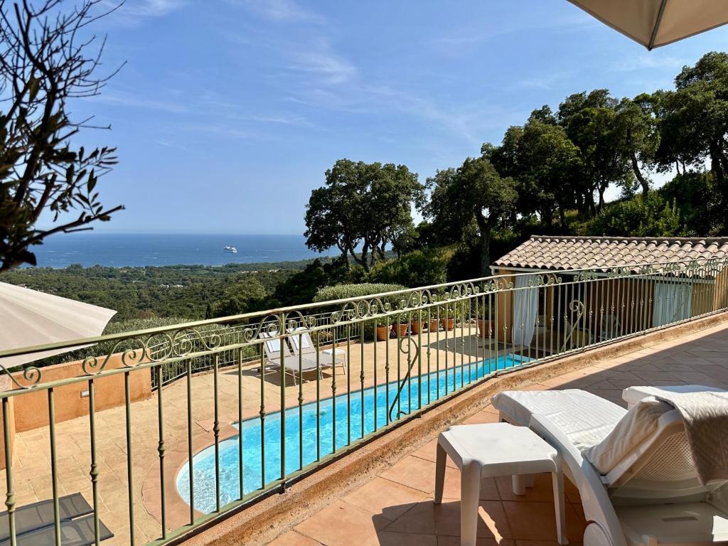 - un balcon d'une maison avec une piscine dans l'établissement Villa LaRascasse, à La Croix-Valmer